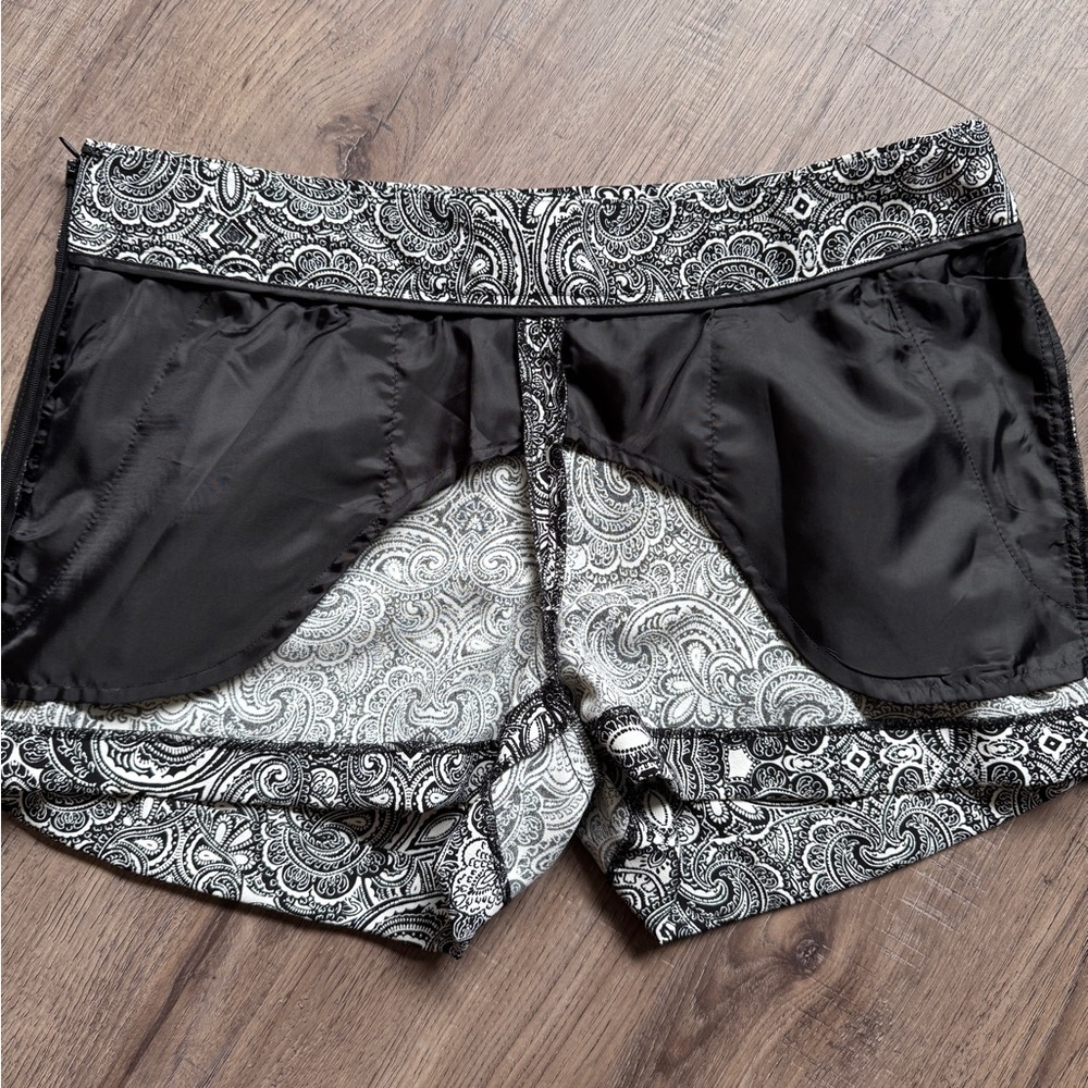 Express Black and White Paisley Shorts - Size 6 - Picture 14 of 14